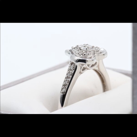 Beautiful 1/6 Carat Diamond Heart Silver Ring Sz 7 - Picture 7 of 8